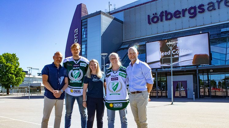 Löfbergs marknadschef Lena Rodin med Färjestad BK:S lagkaptener Julia Pettersson och Johan Ryno, och Niklas  Eriksson och Mats Tågmark från klubbens marknadsavdelning.