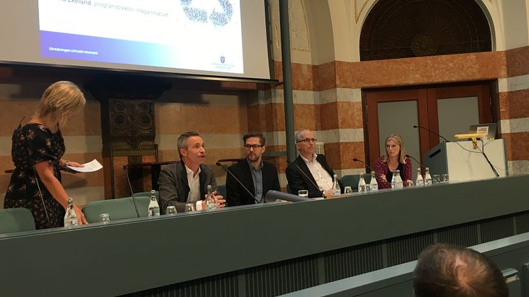 Paneldiskussion om cirkulär ekonomi i Rosenbad. Från vänster: Henrik Nilsson, styrelseordförande i Inrego, diskuterar utredningens förslag med Henrik Lampa, H&M, Urban Hansson Brusewitz, GD för Konjunkturinstitutet och Gunilla Glasare, SKL.