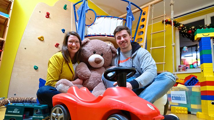 Ulrike Herkner mit David Storl im Geschwisterkinderzimmer (Foto: Rica Thumser)