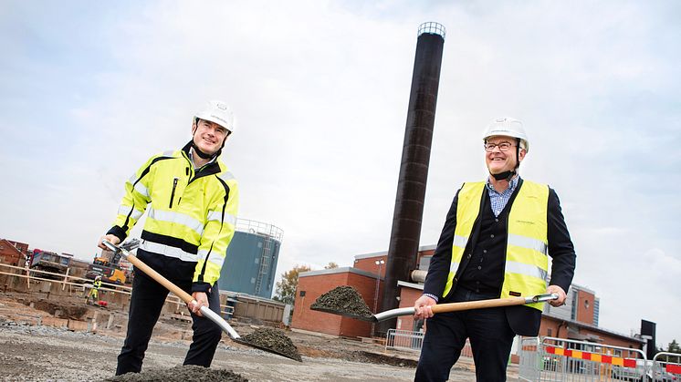 Anders Ericsson, Värmevärdens vd, och Dag Rogne, kommunalråd i Säffle tar första spadtaget för den nya fjärrvärmeanläggningen.