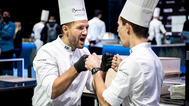 Sveriges representant Sebastian Gibrand och commis Jakob Persson