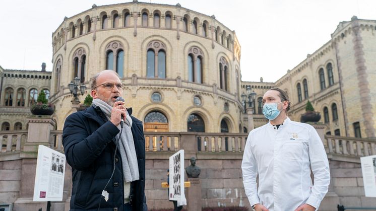 Torgeir Silseth holder appell foran Stortinget lørdag 18. desember. (Bildet kan kun benyttes i omtale av denne pressemeldingen. Foto: Terje Pedersen/NTB)