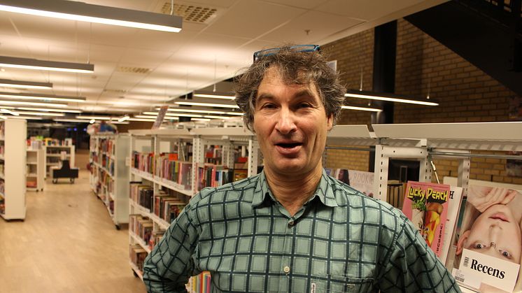 Geir Hellum bruker meråpent bibliotek på Lambertseter flere ganger i uka