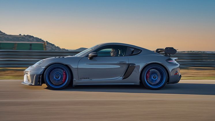 9 - 718 Cayman GT4 RS.jpg