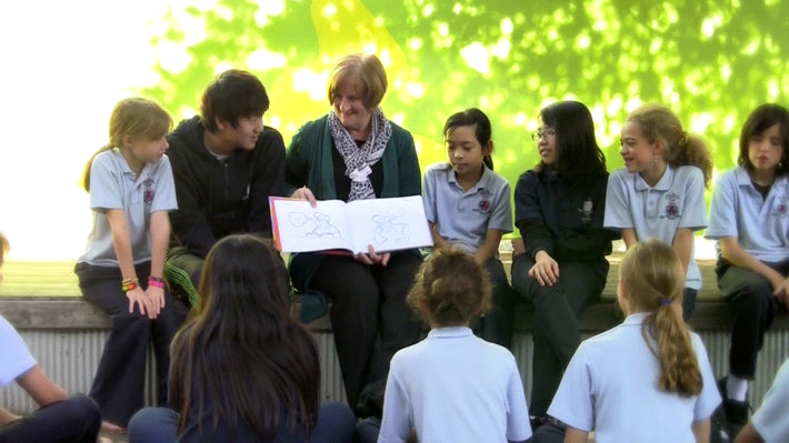 Fiona Milne, rektor på Athena School i New South Wales, Australien, undervisar barnen i studieteknologi