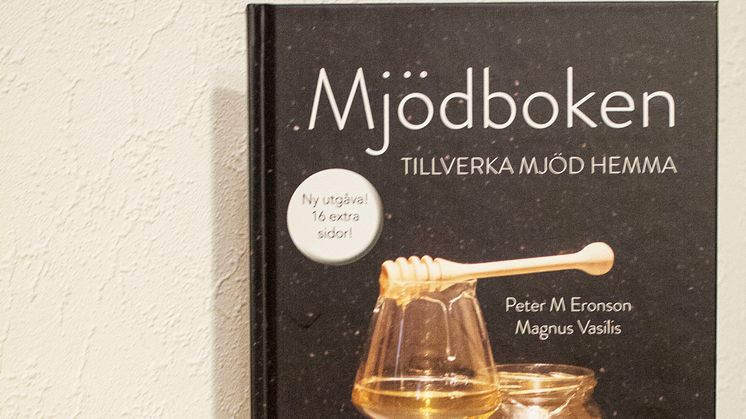 Mjödboken med 2 glas mjöd