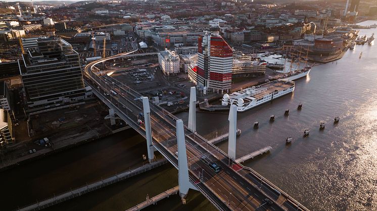 Trapptornen till Hisingsbron öppnas nu för allmänheten, en sista milstolpe i byggnationen av Göteborgs nya landmärke. Bild: Sjöberg media