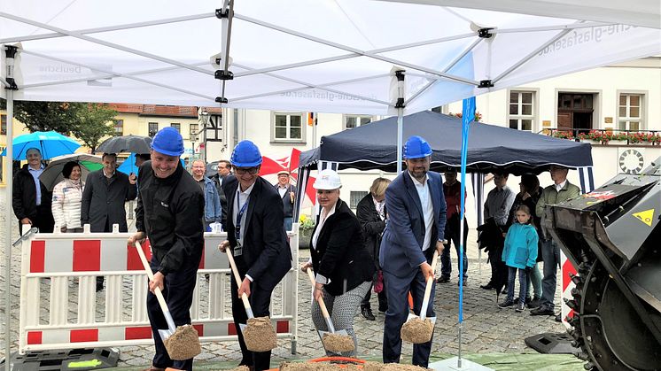 Spatenstich in Bad Düben: Von rechts: Jens Müller (Geschäftsführer Deutsche Glasfaser), Astrid Münster (Bürgermeistern der Stadt Bad Düben), Axel Schumann (Leiter Carrier Vertrieb enviaTel), Michael Kölling (Regionalleiter Deutsche Glasfaser) (DG)