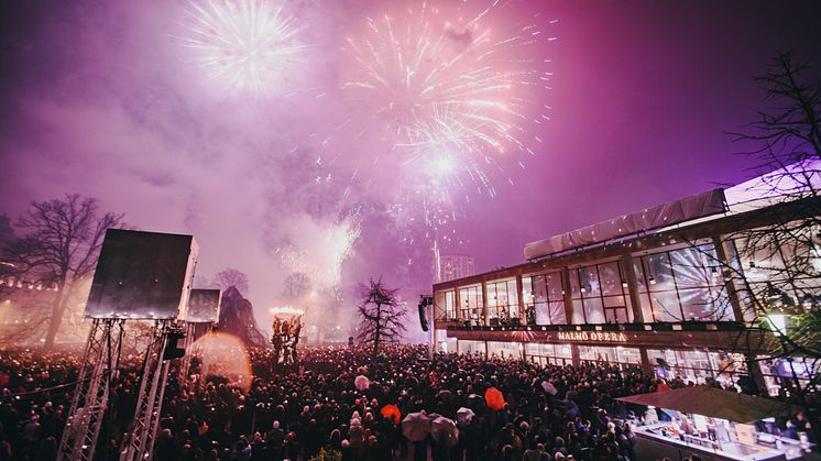Malmö stads nyårsfirande med fyrverkerier vid Malmö Opera. 
