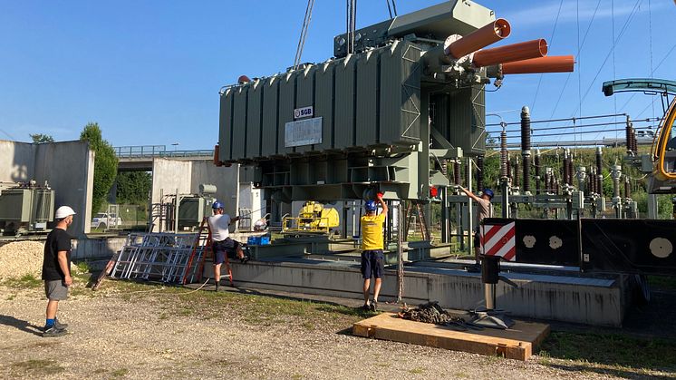 Der rund neun Meter lange, drei Meter breite und vier Meter hohe Trafo wiegt ca. 65 Tonnen und wurde per Schwerlasttransport vom Hersteller SGB Regensburg angeliefert. (Bildrechte: LEW Verteilnetz)