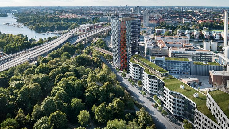 Fasaden är en elementfasad som består av tre färgfamiljer: en vit, en blå och en röd med tre färger i varje familj. 