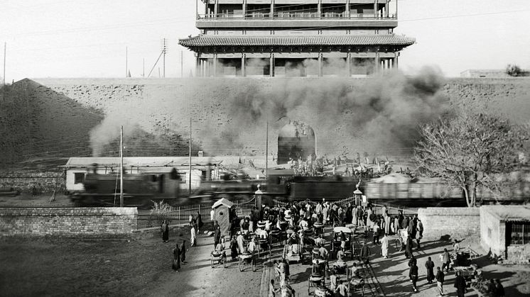 Hadamen: The inner tower and the gateyard with people waiting for the train to pass.