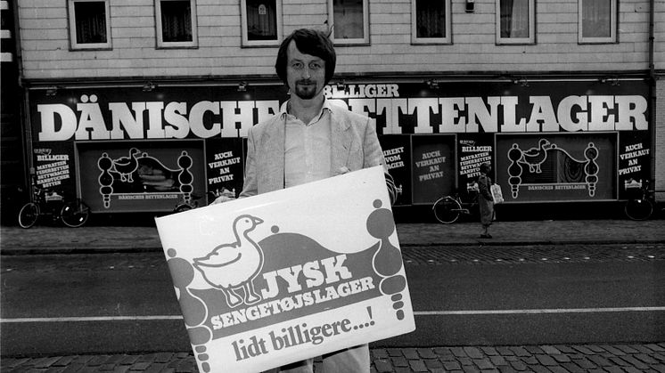 JYSK-Gründer Lars Larsen 1984 vor dem ersten deutschen JYSK-Store in Flensburg