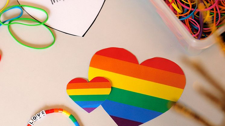 Pride i skolan: Bokbord, viktiga samtal och ansiktsmålning