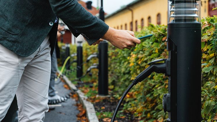 ChargeNodes innovativa laddteknik innebär att en centraliserad laddkälla fördelar ut laddning till många bilar.