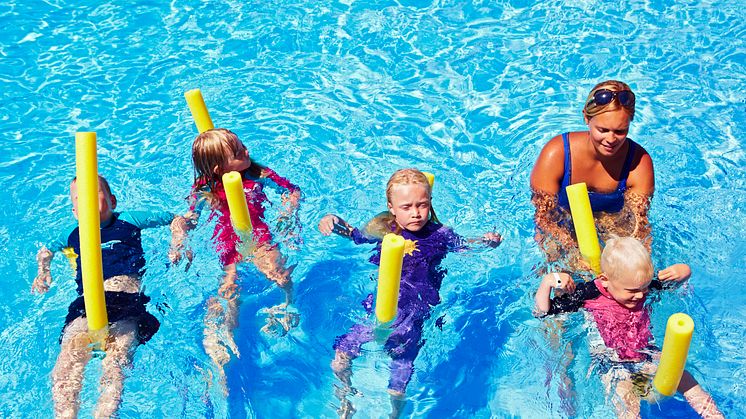 Sommaren 2012: 2 000 barn lär sig simma på chartersemestern 