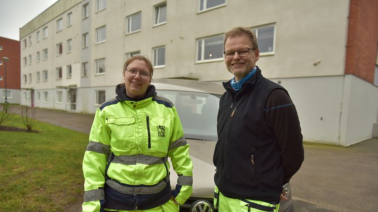 Teres Andreasson, deltagare, och Lennart Perbrink, stödassistent, jobbar i ett team och kör här ut inkontinensskydd till Mariegården. Fotograf: Leila Rudelius 