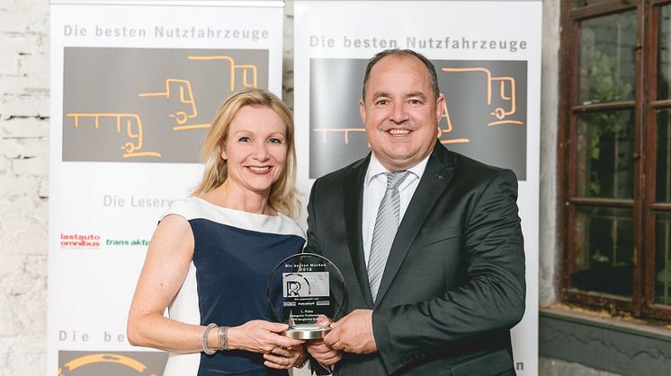 Katrin Köster, Leiterin Unternehmenskommunikation, und Ralf Merkelbach, Leiter Key Account Management Großflotten Europa, bei der Preisverleihung „Die besten Marken 2016“ am 23. Juni in Stuttgart.