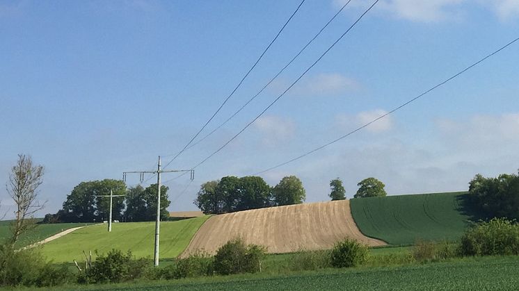 Mehr Stromnetz-Kapazitäten: Ab März modernisiert die Bayernwerk Netz einen Abschnitt der Hochspannungsleitung zwischen Maisach und Aichach. Der Ausbau ist erforderlich, um den in der Region erzeugten Sonnenstrom im Netz aufzunehmen.