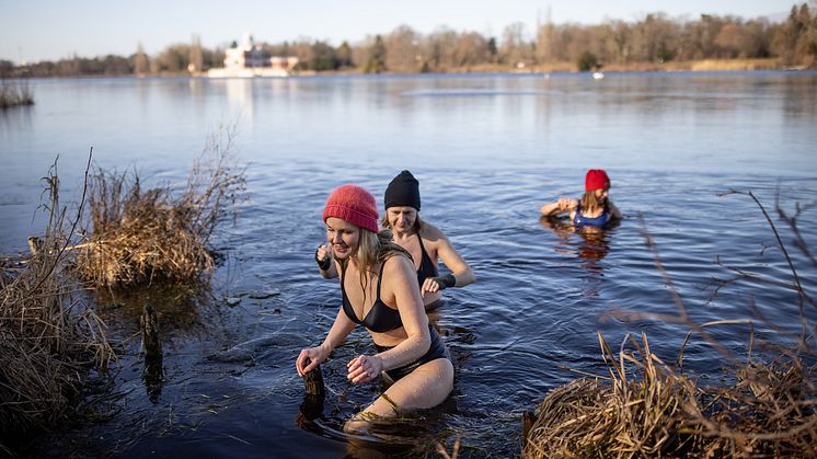 THEME_PEOPLE_WINTER_BATHING_GettyImages-1307592950_Universal_Within usage period_82069
