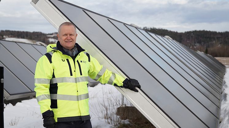 Konsernsjef Eskil Lunde Jensen ved solvarmeanlegget i Akershus EnergiPark