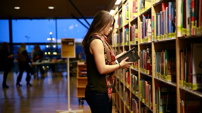 Viktoria tycker inte att en hörselnedsättning ska hindra henne från att studera