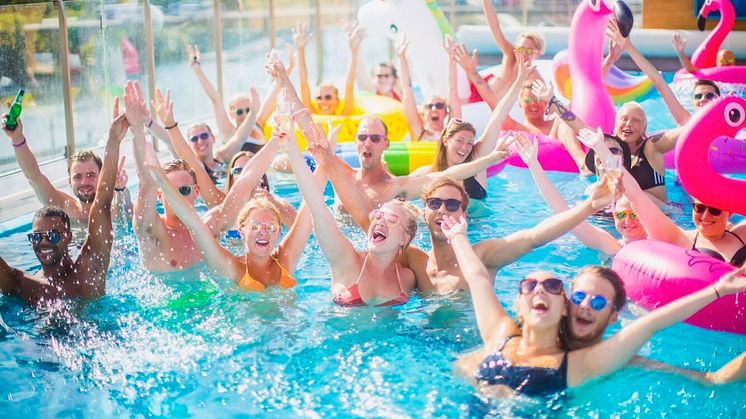 Clarion Hotel Sign hyllar kärlek för alla under prideveckan med ett stort pool party! 
