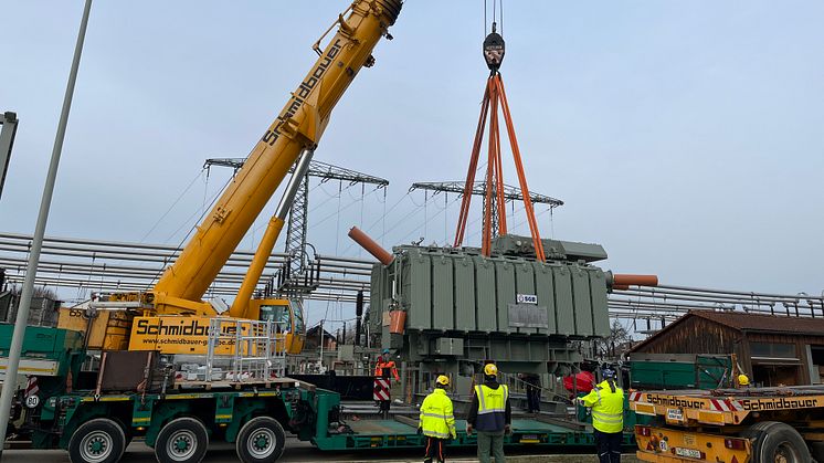 Im März hat die LEW Verteilnetz GmbH (LVN) einen neuen 110/20-kV-Transformator auf das Gelände des Umspannwerks (UW) Vöhringen anliefern lassen. Hintergrund ist die wachsende Einspeisung von Strom aus erneuerbaren Energien in der Region.