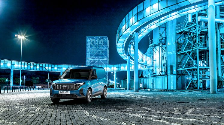 A Ford Pro elektromos modelljeinek kínálatában megjelenik a vadonatúj, tisztán elektromos hajtású E-Transit Courier kompakt áruszállító, támogatva a Ford globális tervét az EV-k széles körű elterjesztésére