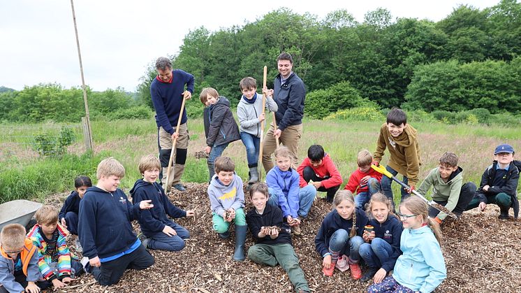 Unter dem Rindenmulch wimmelt es nur so von Insekten, wie die Louisenlunder Grundschüler sowie Fachlehrer Filip Singendonk (oben li.) und Maximilian Mordhorst (MdB) feststellen.