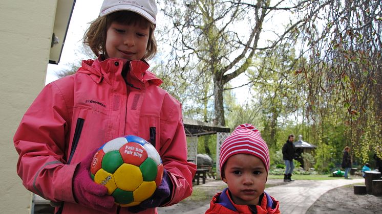 Leksaker som är rättvise- och Fairtrademärkta är i fokus för barnen på Waldorfsolvindens förskola/barnträdgård.
