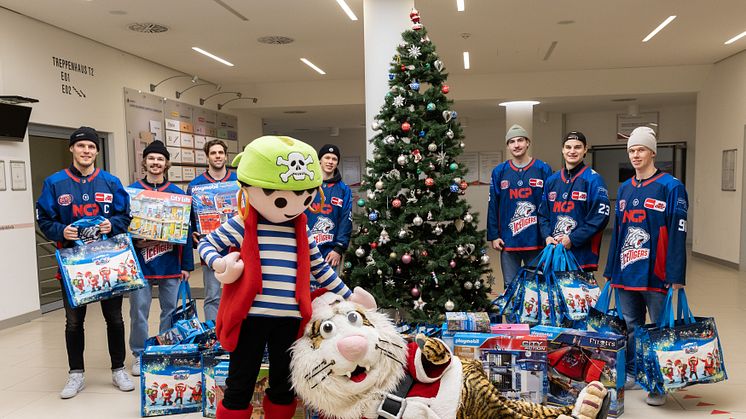 Maskottchen Pucki von den Nürnberg Ice Tigers und Rico von PLAYMOBIL lassen Kinderaugen strahlen