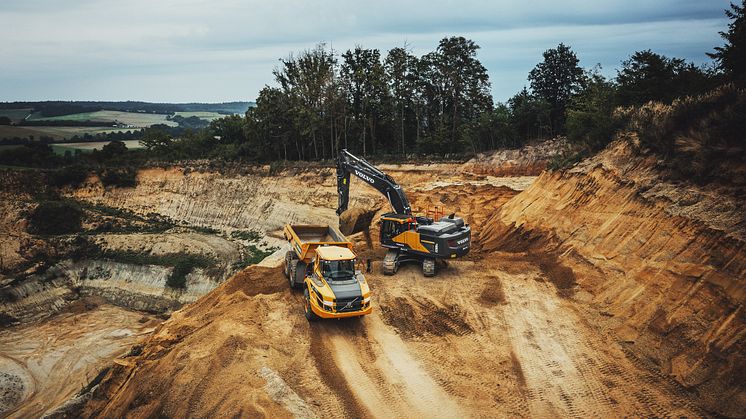 Den första Volvo EC380E Hybrid i Europa levererar utlovade besparingar i bränsleeffektivitet