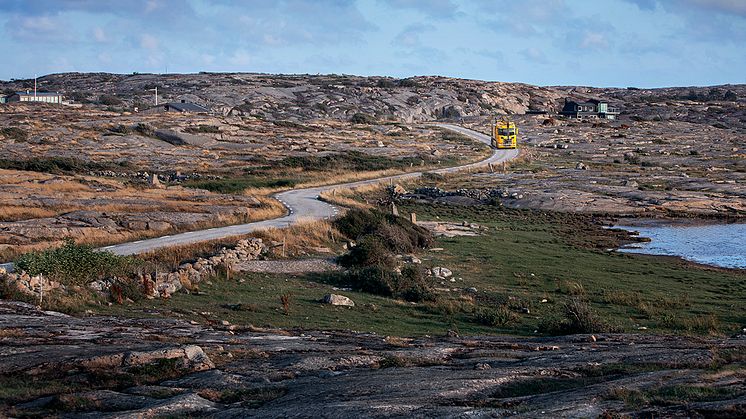 Vägunderhåll på en av de små och smala vägarna längs Bohusläns vackra kustlandskap. Foto: Markus Marcetic