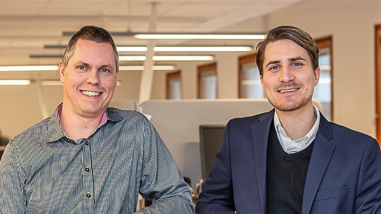 På bilden Årets medarbetare SoftOne Group: Håkan Ehrson, utvecklare och Joakim Brolin teamleader HR-support