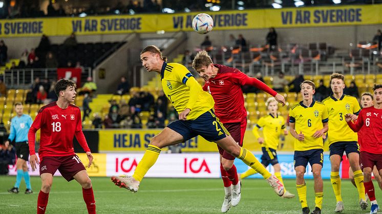 Sveriges Elison Makolli och Schweiz Sonny Henchoz under EM-kvalmatchen P19 mellan Schweiz och Sverige den 15 november 2023 i Borås.