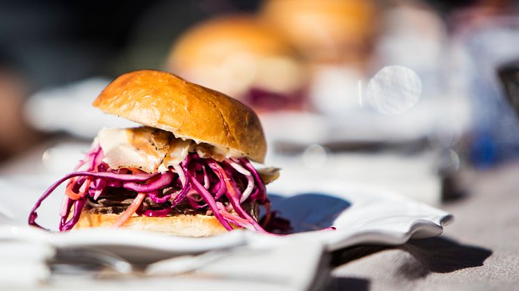 Jonas Crambys ​BBQ boarburger med knallröd slaw