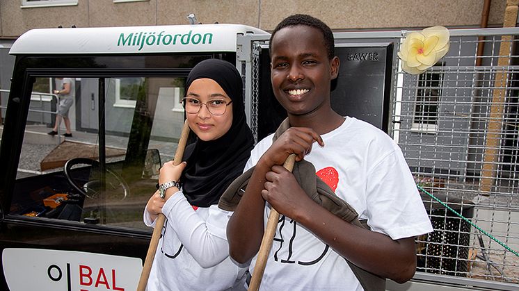 Israa Toumi och Dahir Dahir sommarjobbar med att hålla utemiljön fin och att ordna aktiviteter för barnen i området.