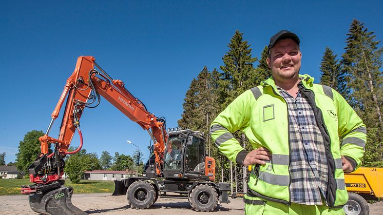 Jonatan Frisk har investerat i sex nya grävare under 2018. (Foto: Mats Thorner)