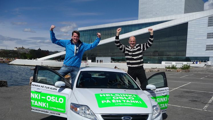 Knut Wilthil og Henrik Borchgrevink kjørte 2536,4 km på en dieseltank med en Ford Mondeo ECOnetic.  