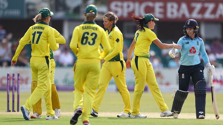 Australia congratulate Tammy Beaumont on her century. Photo: Getty Images