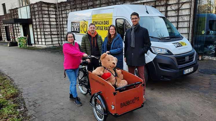 Kerstin Stadler, Benjamin Wesp, Ulrike Herkner und Lars Böhnstedt präsentieren stolz das neue Bärenherz-Lastenrad