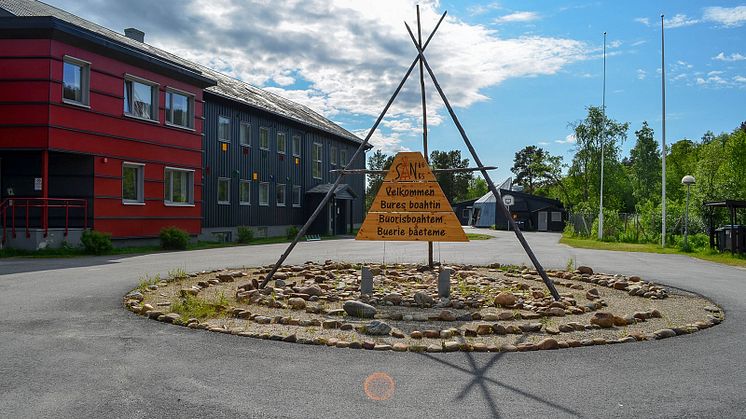 Sanks är en vårdinrättning som erbjuder språk- och kulturanpassad vård för samer.