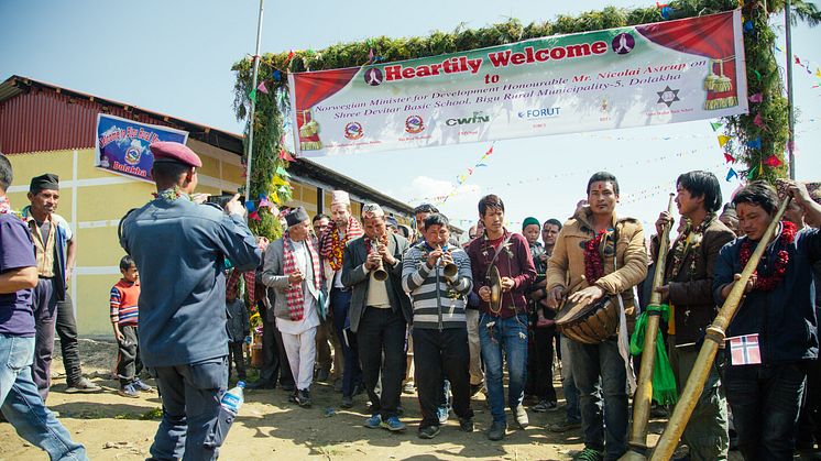 Banner - Utviklingsminister Nikolai Astrup åpnet Shree Devitar Basic School i Dolakha i Nepal
