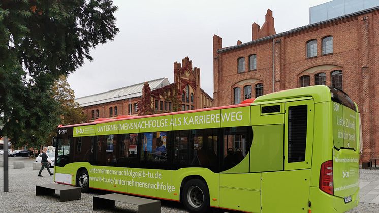 In den nächsten 15 Jahren stehen 60 Prozent aller Unternehmen in der Region zur Übergabe an. Der BTU-NachfolgeBus informiert bei seinem Stopp am 12. Mai 2022 auf dem Campus der TH Wildau und berät Unternehmer/-innen zu möglichen Karrierewegen. Bild: 