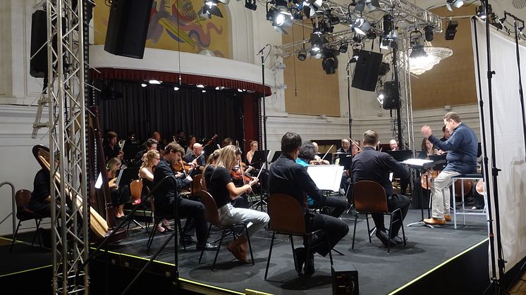 Schönbrunn Festival Orkester spelar in musiken till Glada Änkan.