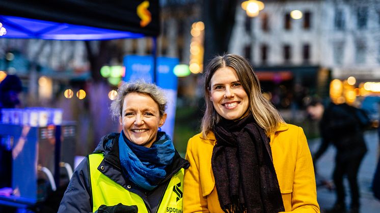 Trikkesjef Birte Sjule og byråd Sirin Stav skapte god stemning for de trikkereisende på Grünerløkka i Oslo onsdag morgen. Foto: Sporveien