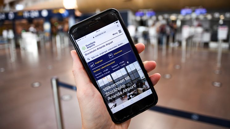 Mobiltelefon som visar Arlandas startsida med aktuell väntetid i säkerhetskontrollen. Foto: Frida Weberg.