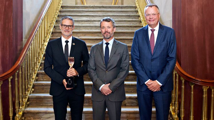 Fra venstre: Group CEO i Scancom International A/S, Stig Maasbøl, HKH Kronprins Frederik og President & CEO i Lars Larsen Group, Jesper Lund.