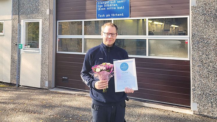 Jimmy Ålstig som är besiktningstekniker på Bilprovningen i Åsele har utsetts till månadens medarbetare. Foto: Bilprovningen
